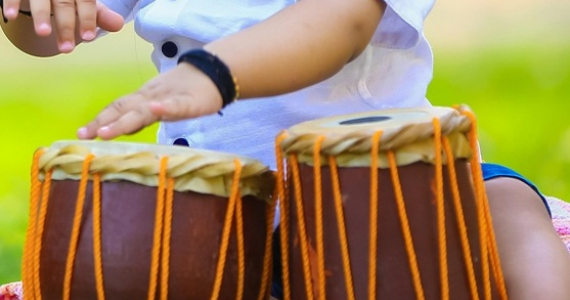 bébé avec instrument