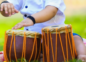 bébé avec instrument
