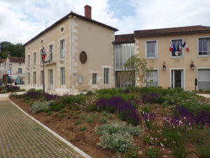 Bâtiment principal de la Mairie fleuri juin 2020